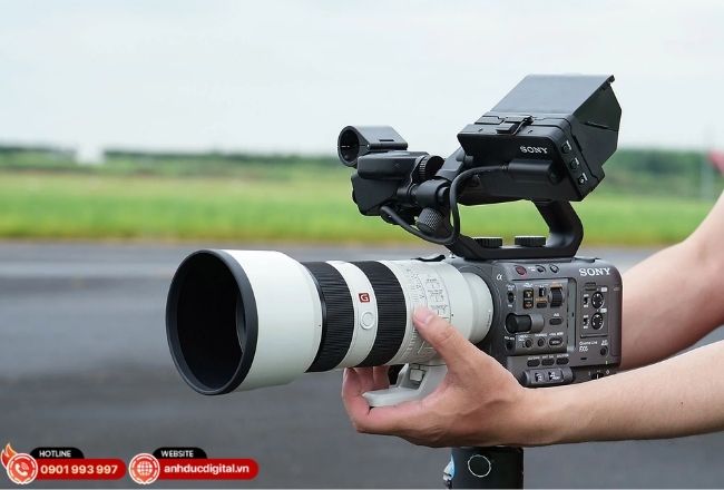Lens máy ảnh tele nổi bật với khả năng chụp xa, xóa phông mạnh và nén không gian