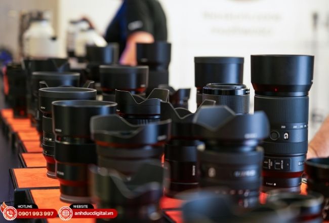 Lens máy ảnh được ví như “đôi mắt” của máy ảnh, quyết định bạn nhìn thấy gì trong khung hình.