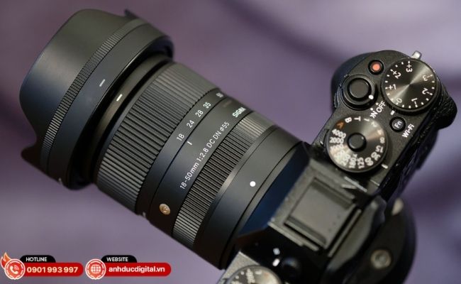 Chiếc ống kính zoom f/2.8 nhỏ gọn nhất thế giới, thay thế hoàn hảo cho lens kit thông thường