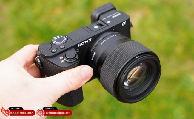 Tiêu cự "vàng" cho ảnh chân dung với khả năng xóa phông mù mịt và bokeh mịn màng