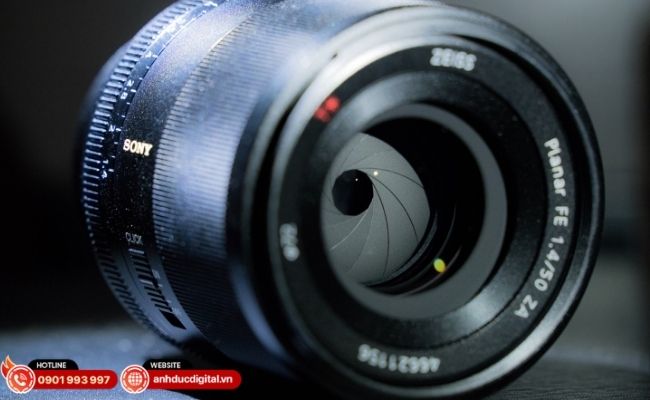 Sự khác biệt về kích thước giữa dòng lens E (Crop) nhỏ gọn và dòng FE (Full-frame) mạnh mẽ của Sony