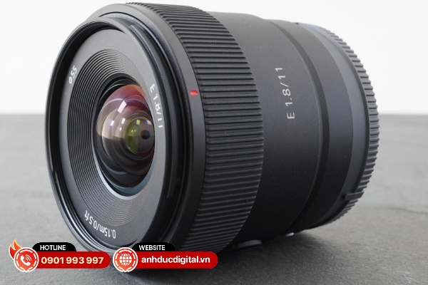 Sony E 11mm f/1.8 là một trong những ống kính một tiêu cự góc rộng khá nhỏ gọn và linh hoạt