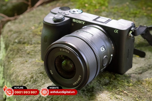 Sony E 15mm f/1.4 G là ống kính góc rộng một tiêu cự cao cấp dành cho Sony ZV-E10 Mark II