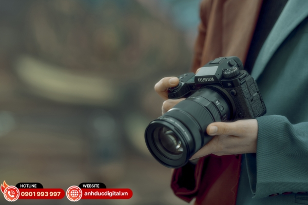 Fujifilm X-H2S sở hữu cảm biến stacked 26.1MP, chụp 40fps và quay 6.2K mạnh mẽ, phù hợp cả ảnh tốc độ cao lẫn video chuyên nghiệp