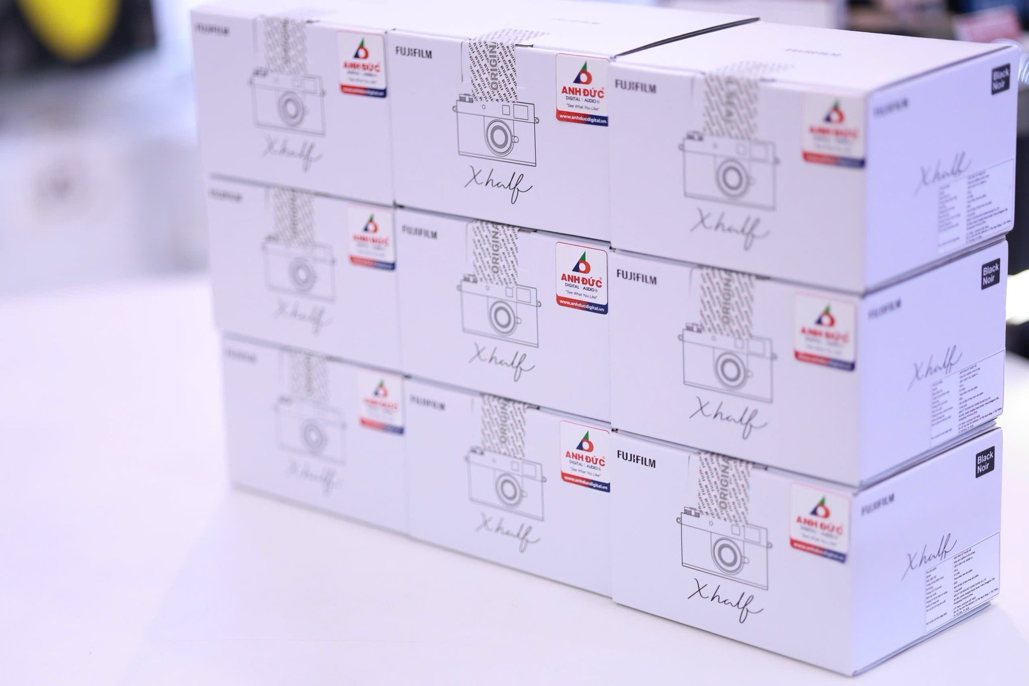 Máy ảnh compact mang chất film, chụp ảnh dọc tự nhiên, phù hợp ghi lại khoảnh khắc đời thường.