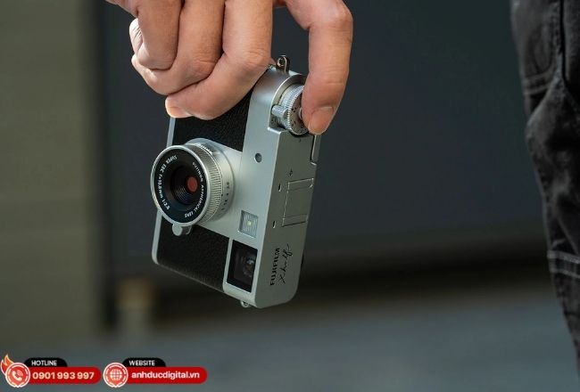 Máy ảnh compact chụp ảnh dọc mang cảm xúc film, nhẹ, dễ dùng và phù hợp ghi lại đời sống hằng ngày.