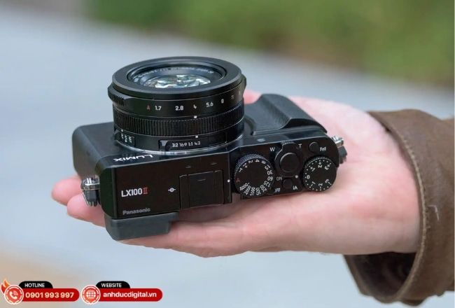 Máy ảnh compact là dòng máy nhỏ gọn, ống kính liền thân, tập trung vào sự tiện lợi và dễ sử dụng cho người mới bắt đầu.