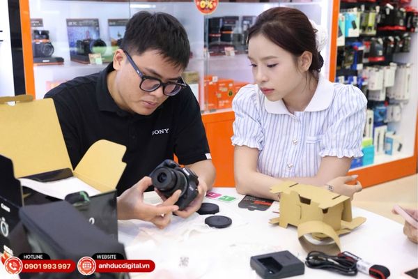 Kỹ thuật viên giúp bạn test máy chuẩn và tránh rủi ro