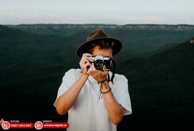 Máy ảnh du lịch nhỏ gọn giúp lưu giữ khoảnh khắc trọn vẹn hơn điện thoại, dễ mang theo và dễ sử dụng trong mọi hành trình.