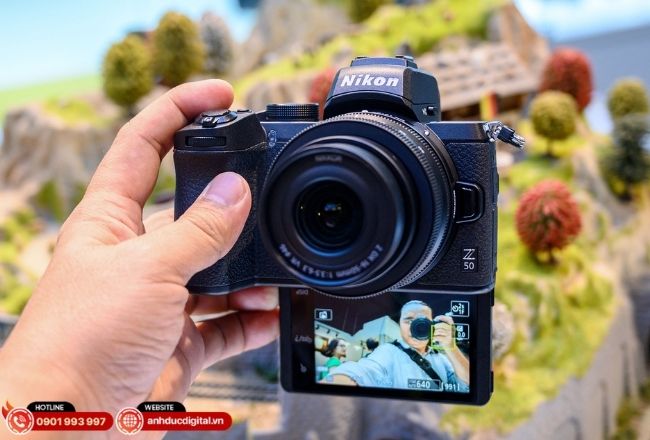 Nikon Z50 mang lại sự cân bằng giữa độ bền, chất lượng ảnh và khả năng quay video cho các chuyến đi dài ngày.