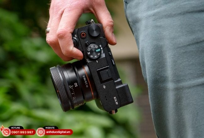 Sony nổi bật với hệ lấy nét nhanh, chính xác và khả năng quay video linh hoạt.