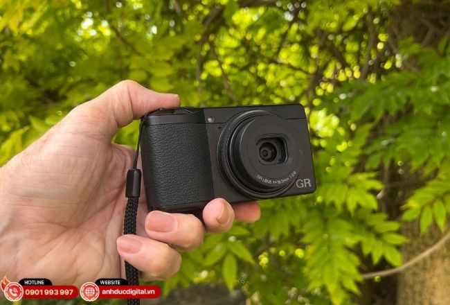 Ricoh GR III nổi bật với thiết kế bỏ túi, cảm biến APS-C và chất lượng ảnh vượt trội cho chụp đời thường, du lịch
