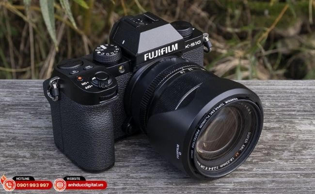 Fujifilm X-S10 nổi bật với màu ảnh film đặc trưng và khả năng chống rung trong thân máy.