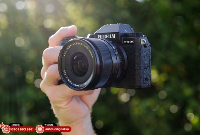 Với màn hình xoay lật và thời lượng pin ấn tượng, X-S20 là trợ thủ đắc lực cho những chuyến đi vừa chụp ảnh vừa quay Vlog