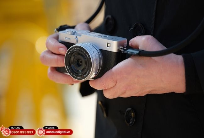 Tân binh Fujifilm X-E5 hội tụ đủ các yếu tố: mỏng nhẹ, có chống rung IBIS và vòng xoay màu phim cực tiện lợi