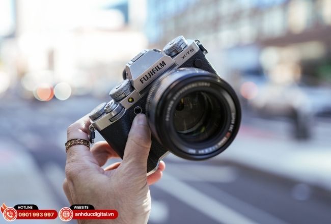 X-T5 mang lại trải nghiệm nhiếp ảnh nguyên bản với hệ thống nút xoay cơ học và khả năng thay đổi ống kính linh hoạt