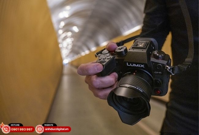 Góc rộng, dễ quay tay, lấy nét ổn định giúp nội dung mượt mà hơn.