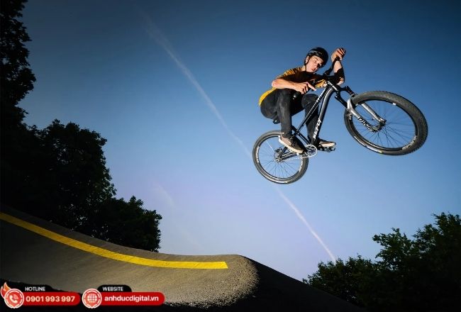 Tiêu cự dài và bắt nét tốt giúp không bỏ lỡ khoảnh khắc quyết định.