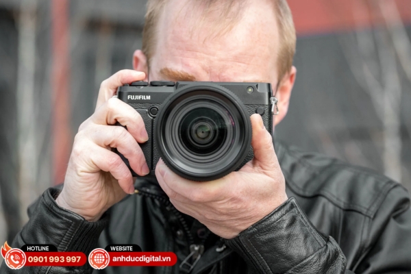 Fujifilm GFX 50R sở hữu cảm biến 51.4MP, thiết kế mỏng nhẹ kiểu rangefinder, phù hợp chụp ngoại cảnh và lifestyle cao cấp