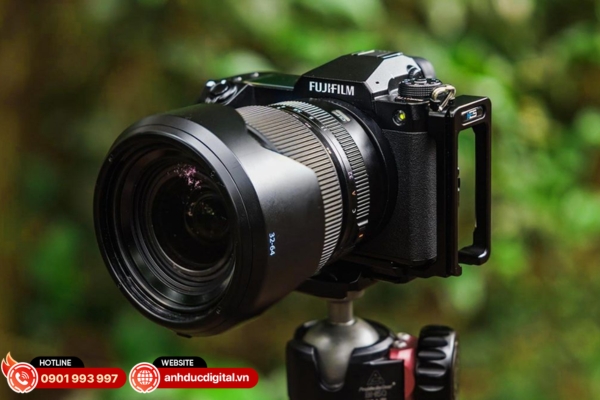 Fujifilm GFX100S sở hữu cảm biến 102 MP, kết hợp hiệu năng mạnh mẽ và thiết kế nhỏ gọn cho ảnh sắc nét và màu sắc sống động