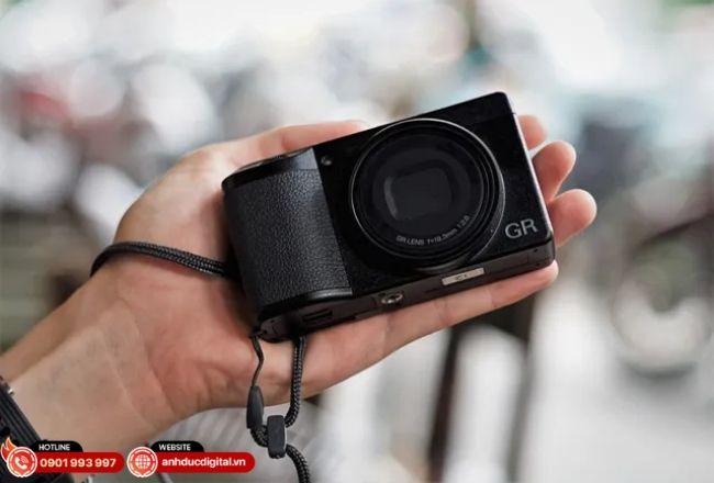 Nhỏ gọn, tốc độ và kín đáo – GR III sinh ra để bắt khoảnh khắc ngoài phố.