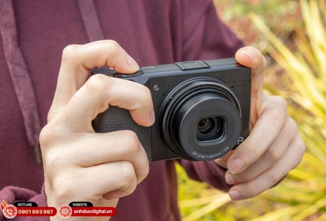 Tiêu cự 40mm cho góc nhìn tự nhiên, phù hợp chụp con người và cảm xúc đường phố.