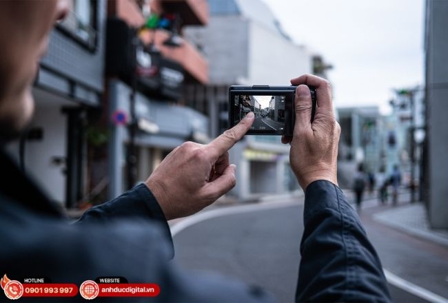 Street photography là câu chuyện của khoảnh khắc đời thường – nhanh, thật và không lặp lại.