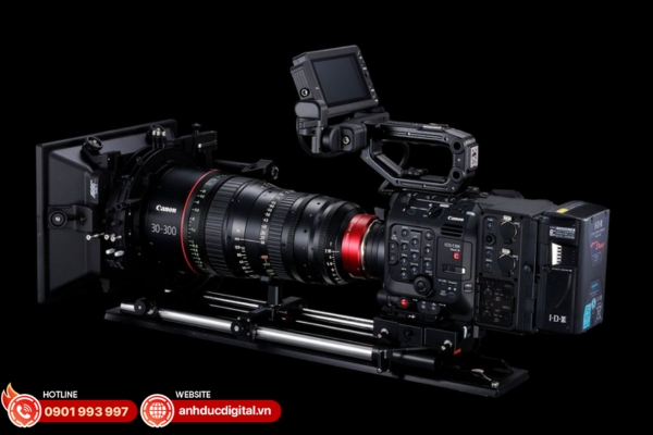 Canon EOS C300 Mark III là máy quay phim chuyên nghiệp Cinema EOS, nổi bật với cảm biến Super 35 DGO và khả năng ghi Cinema RAW Light