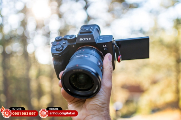 Sony A7S III nổi bật với quay video 4K 120p, dải ISO rộng và hệ thống lấy nét nhanh, cho chất lượng hình ảnh ấn tượng trong nhiều điều kiện