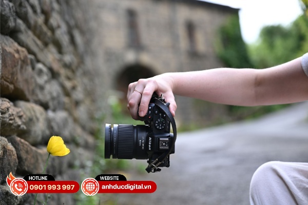 Nikon NIKKOR Z DX MC 35mm F1.7 đáp ứng nhu cầu là một ống kính một tiêu cự có khả năng chụp macro