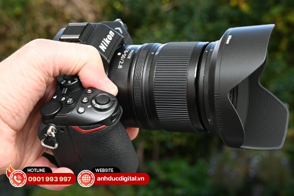 Nikkor Z DX 16-50mm F2.8 VR có cảm giác cầm nắm tương đối chắc chắn