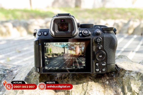 Hệ thống điều khiển ở mặt sau của Nikon Z5 II
