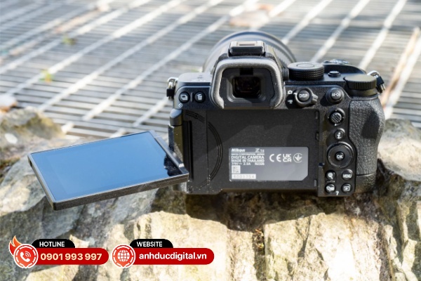 NIkon Z5 II sử dụng kính ngắm OLED với độ sáng tối đa 3000 nits