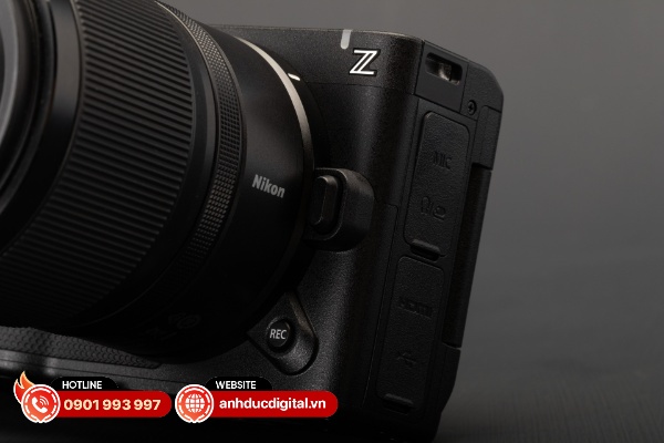 Nikon ZR sở hữu hệ thiết kế bền bỉ, chống bụi và nước, có kích thước nhỏ gọn