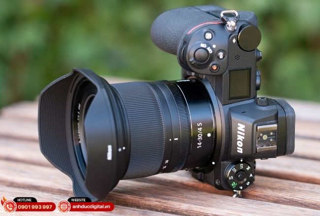 Bộ máy Nikon Z6 gọn nhẹ trong lòng bàn tay, sẵn sàng cho mọi hành trình tác nghiệ