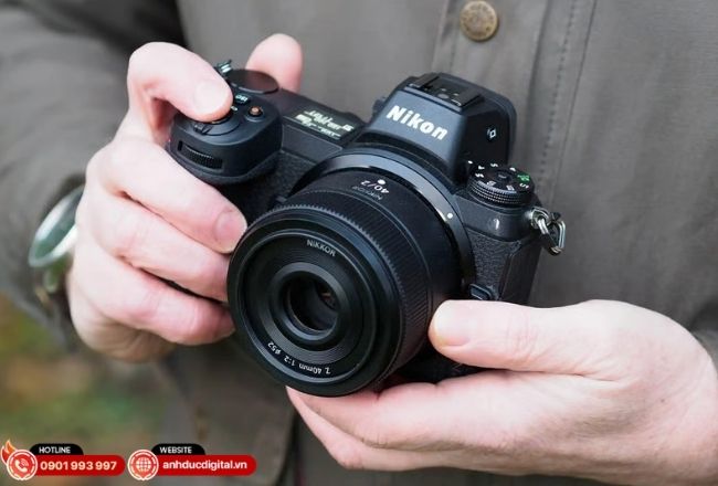 Cận cảnh thiết kế Retro hoài cổ của Nikkor Z 40mm f/2 (SE) khi gắn trên thân máy Nikon Z6