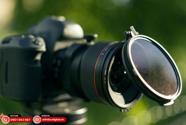 Kính lọc UV đóng vai trò như lớp "giáp" bảo vệ thấu kính gốc trước những va chạm vật lý ngoài ý muốn