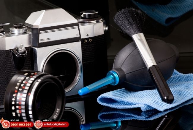 Vệ sinh máy ảnh định kỳ bằng bộ dụng cụ chuyên dụng giúp duy trì độ trong trẻo cho ống kính và cảm biến