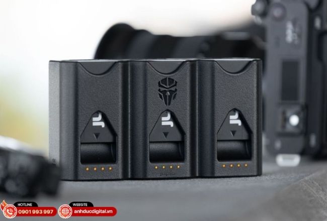 Combo pin dự phòng và sạc đôi qua USB giúp bạn duy trì năng lượng cho máy ảnh suốt cả ngày dài