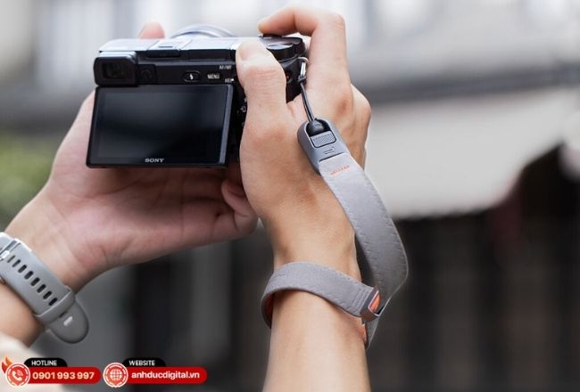 Dây đeo thao tác nhanh với đệm vai dày mang lại sự thoải mái tối đa khi tác nghiệp trong thời gian dài