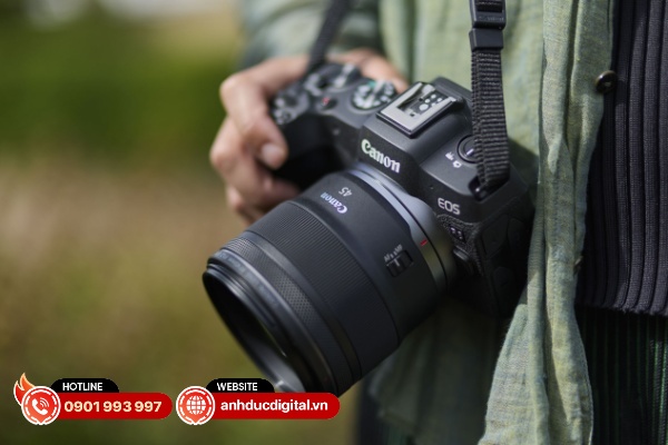Canon RF 45mm F1.2 STM sở hữu thiết kế tương đối chắc chắn, có tính thẩm mỹ tốt và có độ hoàn thiện cao
