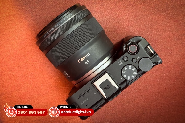 Hệ thống điều khiển trên ống kính này tương đối đơn giản với vòng chức năng, vòng lấy nét thủ công và công tắc AF/MF