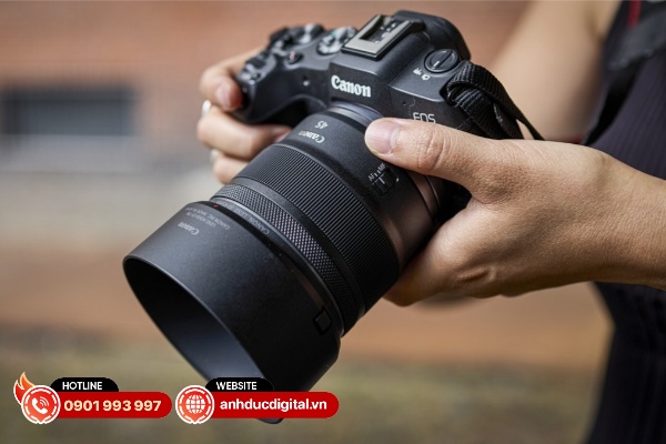 Canon RF 45mm F1.2 STM không có khả năng chống bụi và chống ẩm như các ống kính cao cấp