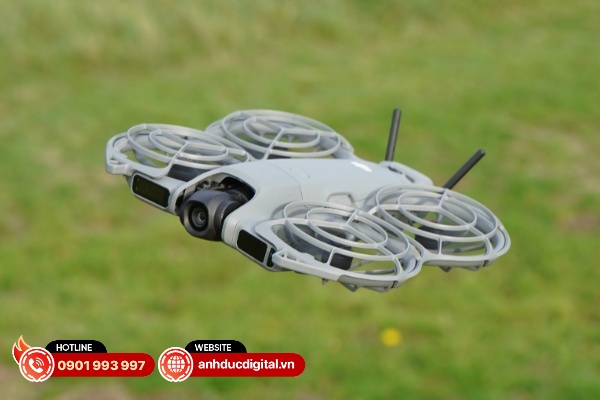 DJI Neo 2 về cơ bản có thiết kế tương tự như phiên bản tiền nhiệm với một số thay dổi đáng chú ý