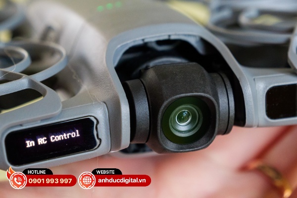 DJI Neo 2 được bổ sung thêm một màn hình nhỏ ở bên trái và cảm biến LIDAR bên phải