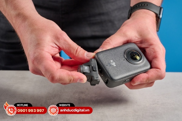 DJI Osmo 360 có thiết kế tương đối nhỏ gọn và sử dụng cảm biến vuông 1/1.1-inch