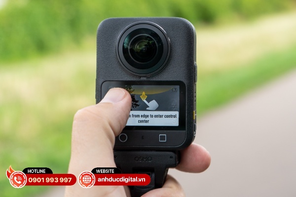 Phần ống kính trên DJI Osmo 360 được lắp liền trong thân và không có tùy chọn thay thế ống kính