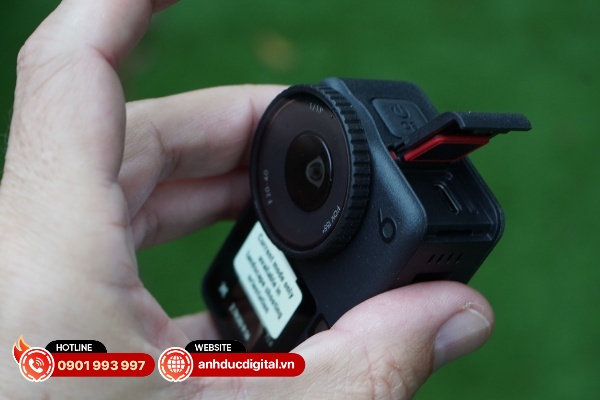 Nắp che mới có cơ cấu lẫy gạt ngang thay cho nhấn và gạt xuống để mở