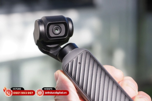 Mặt sau của DJI Osmo Pocket 4 với phần chi tiết tay cầm được làm tốt hơn