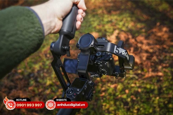 DJI RS5 sở hữu hình thức gần như tương đồng với DJI RS4